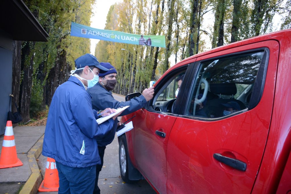 UACh aumenta control en acceso a Campus Isla Teja