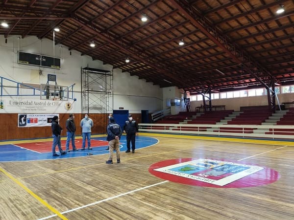 Gimnasio del Campus Isla Teja tiene iluminación de nivel internacional