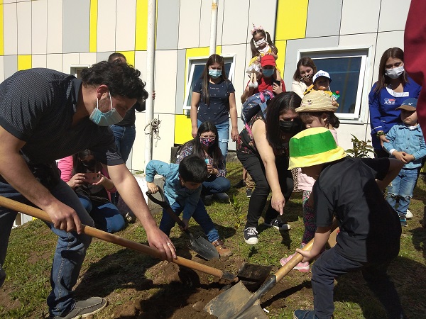 Jardín Infantil “Río de Colores” es arborizado gracias a convenio con la UACh