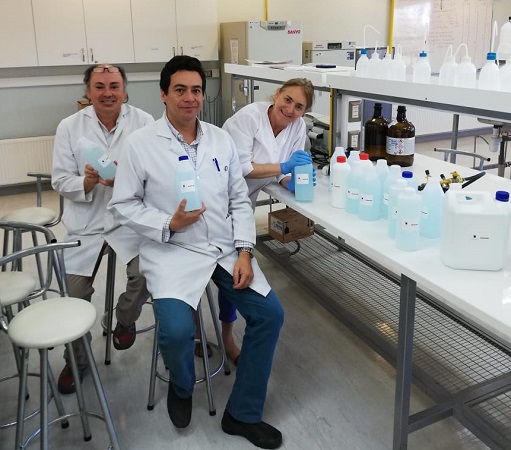 Laboratorio de Farmacia UACh preparó alcohol gel para entregar en campus